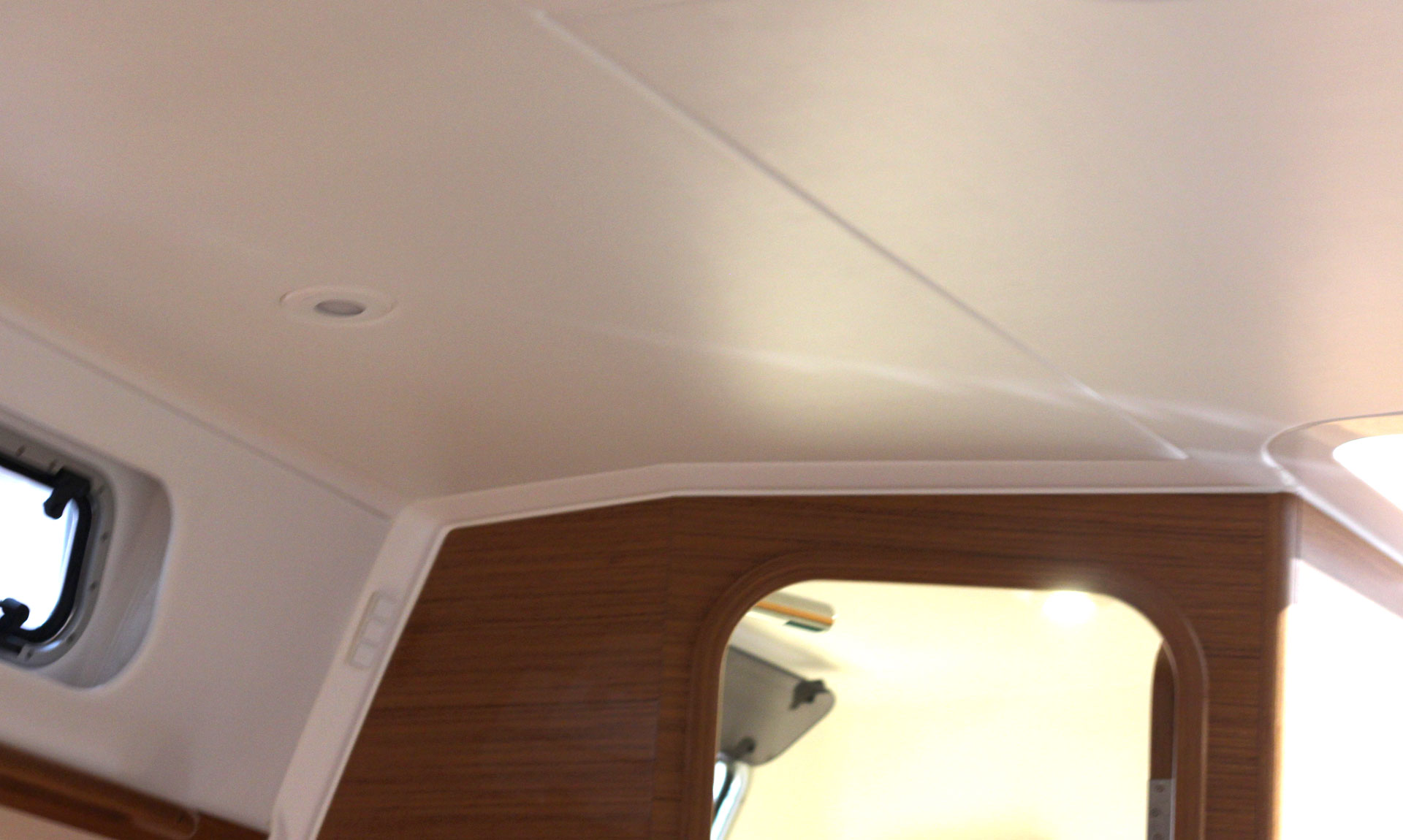 Ceiling panels made with leaether coating. I´ll keep that idea for my own boat.