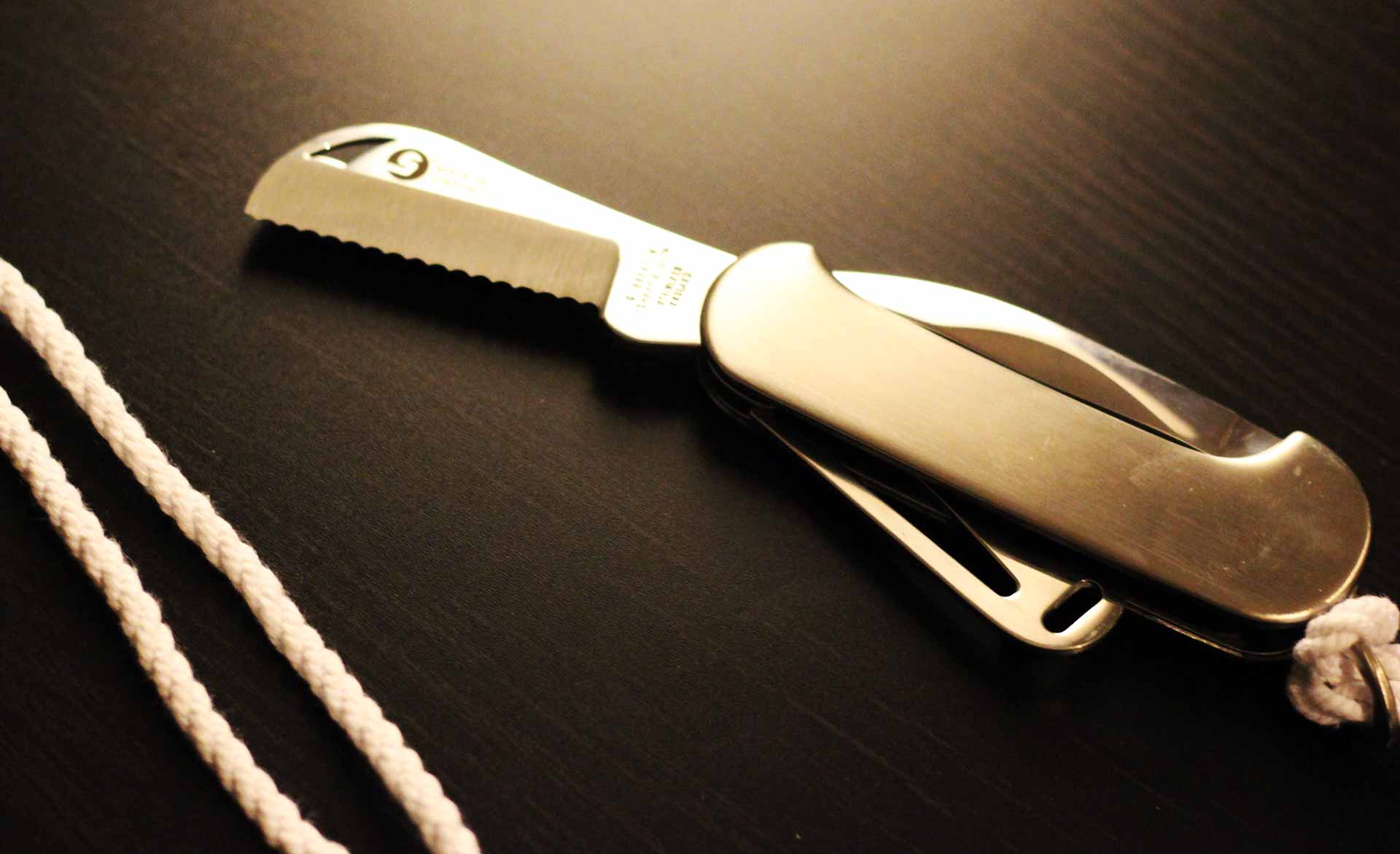 Cuts through Rope like butter: The short sharp serrated Blade.