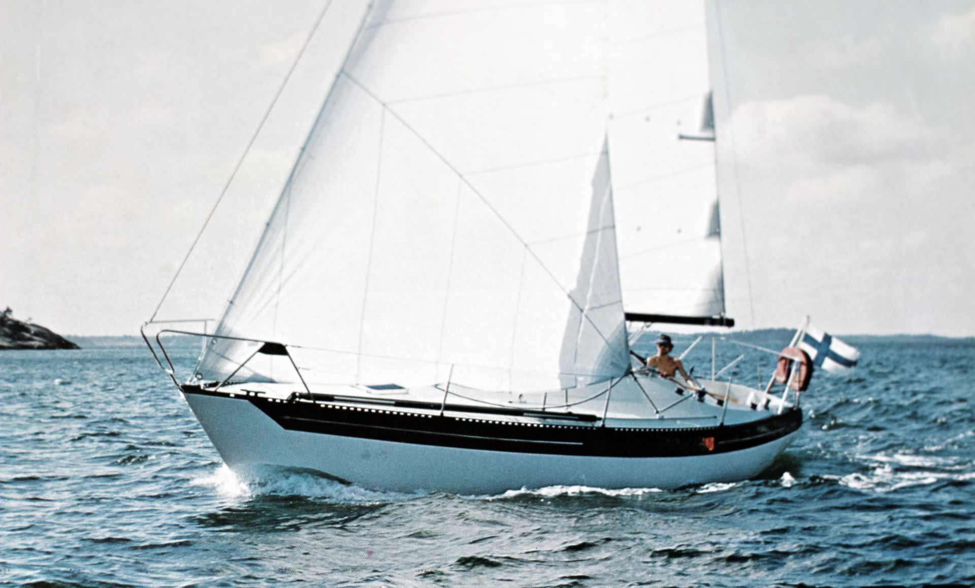 Ad Picture of a King´s Cruiser 33 under full Canvas.