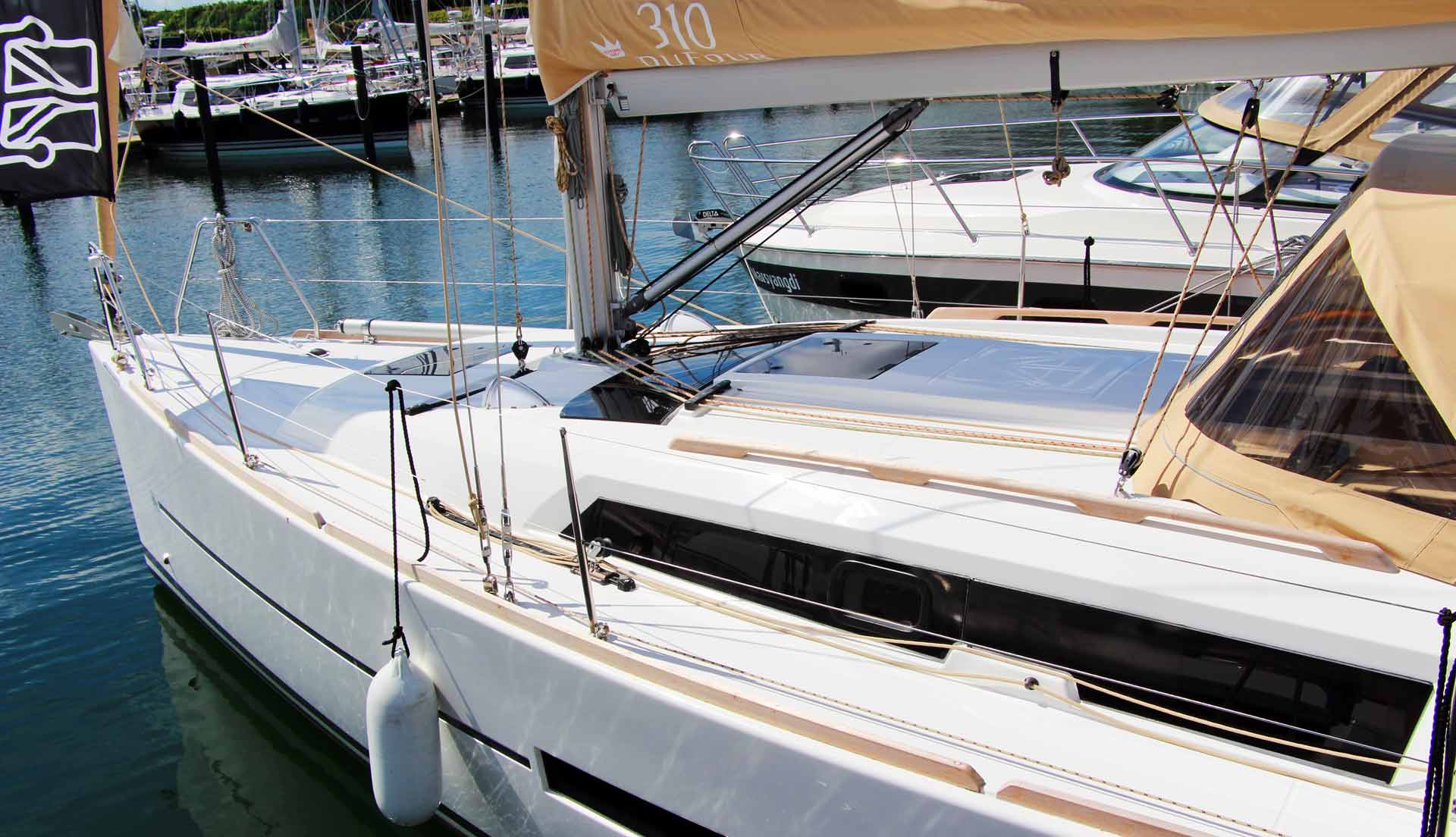 Modern and sleek lines by Umberto Felci Yacht Design