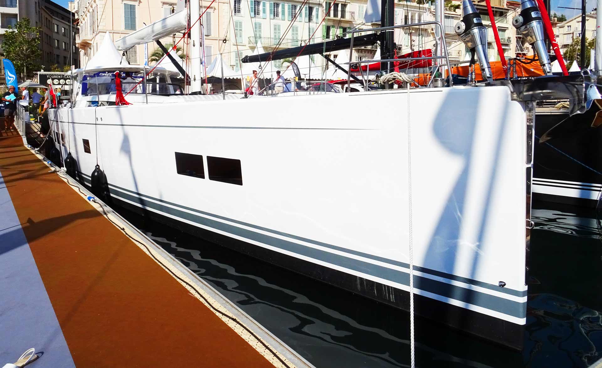 That´s the world´s largest production sailing yacht: The Hanse 687.