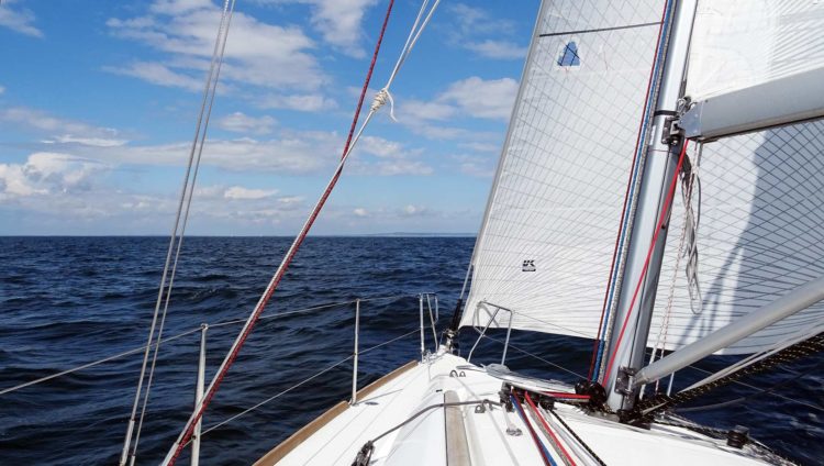 Sailing a Beneteau First 30: Real life Test & Review